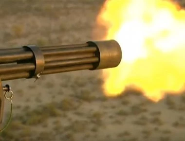 Πυροβολώντας με ένα M134 Minigun σε slow motion (βίντεο)